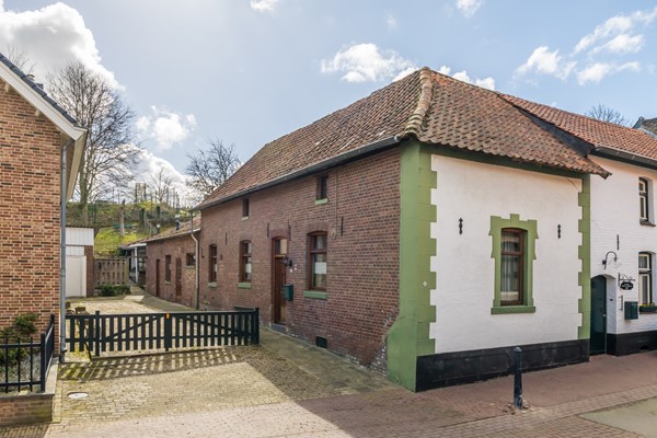 Te koop: Deze authentieke, landelijk gelegen woonboerderij uit 1900 biedt volop mogelijkheden om geheel naar eigen smaak te moderniseren